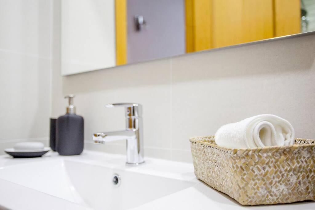 Precioso Piso Moderno: Terraza, A/C, Netflix, Wifi Apartment Valencia Bagian luar foto